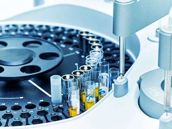 Einblick in eine Zentrifuge mit Reagenzgläsern und automatischer Befüllung.