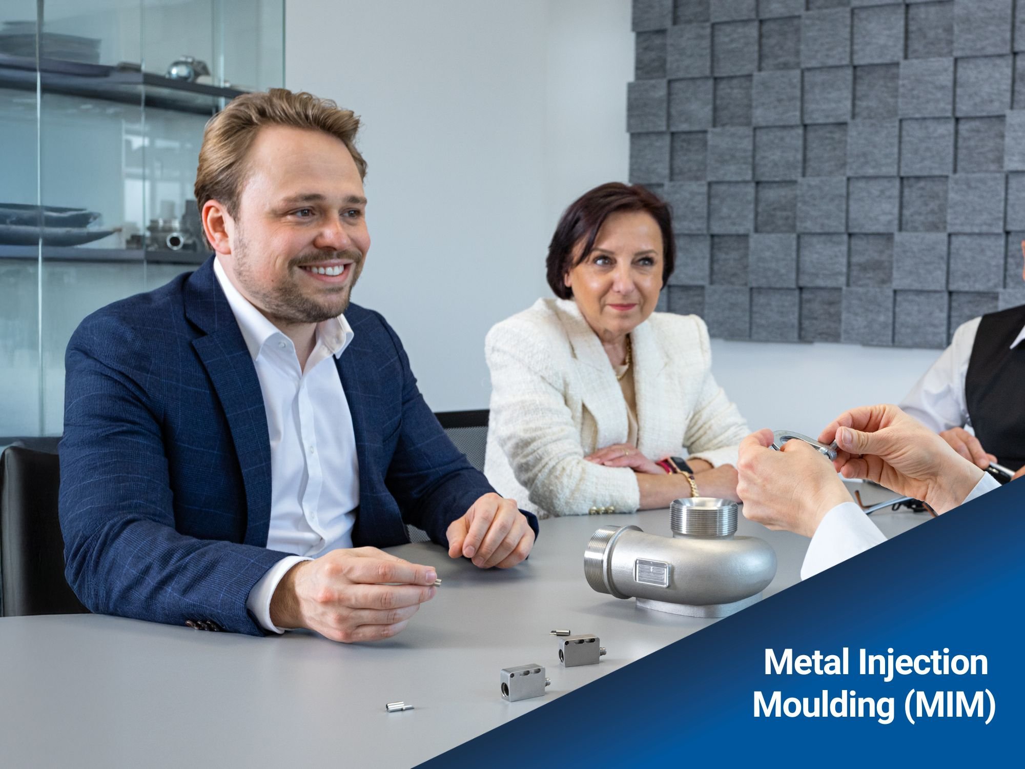 Beratungssituation zum Metallpulverspritzguss-Verfahren mit einem Kunden