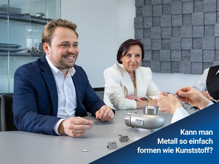 Beratungssituation zum Metallpulverspritzguss-Verfahren (MIM)