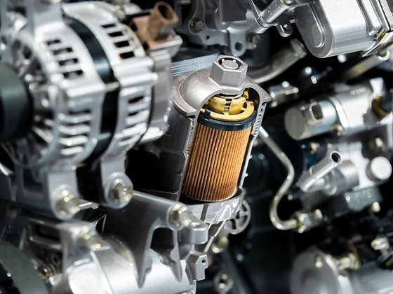 Querschnittsdarstellung des Motorölfilters im Motorraum eines Autos.