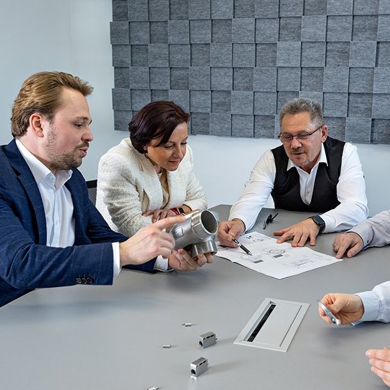 Teambesprechung mit der Geschäftsführung und den aktuellen Bauteilen mit Zeichnungen