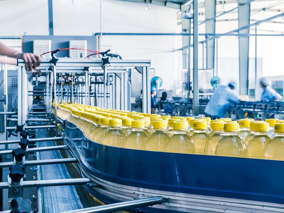 Produktionsstraße einer Abfüllanlage für flüssige Lebensmittel