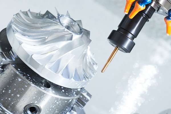 CNC-Bearbeitung eines Metall-Bauteils
