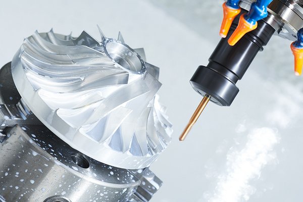 CNC-Bearbeitung eines Metall-Bauteils